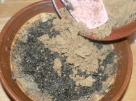 黒砂糖も混ぜます