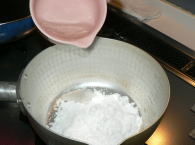 お鍋に砂糖を入れ、少々の水で溶かす